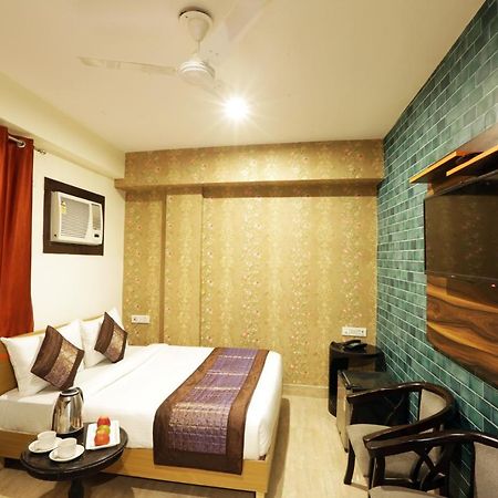 Green Plaza At Airport Hotel New Delhi Bagian luar foto