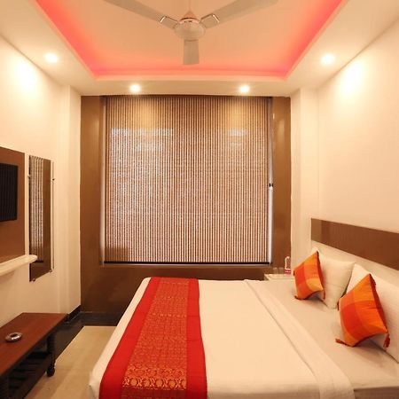 Green Plaza At Airport Hotel New Delhi Bagian luar foto