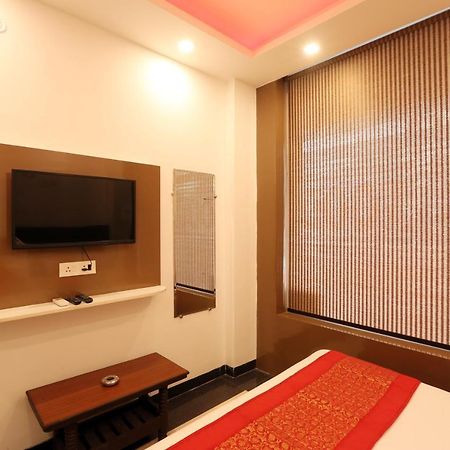 Green Plaza At Airport Hotel New Delhi Bagian luar foto