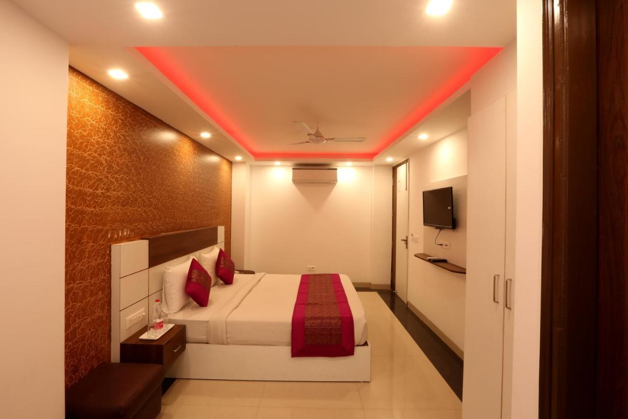 Green Plaza At Airport Hotel New Delhi Bagian luar foto