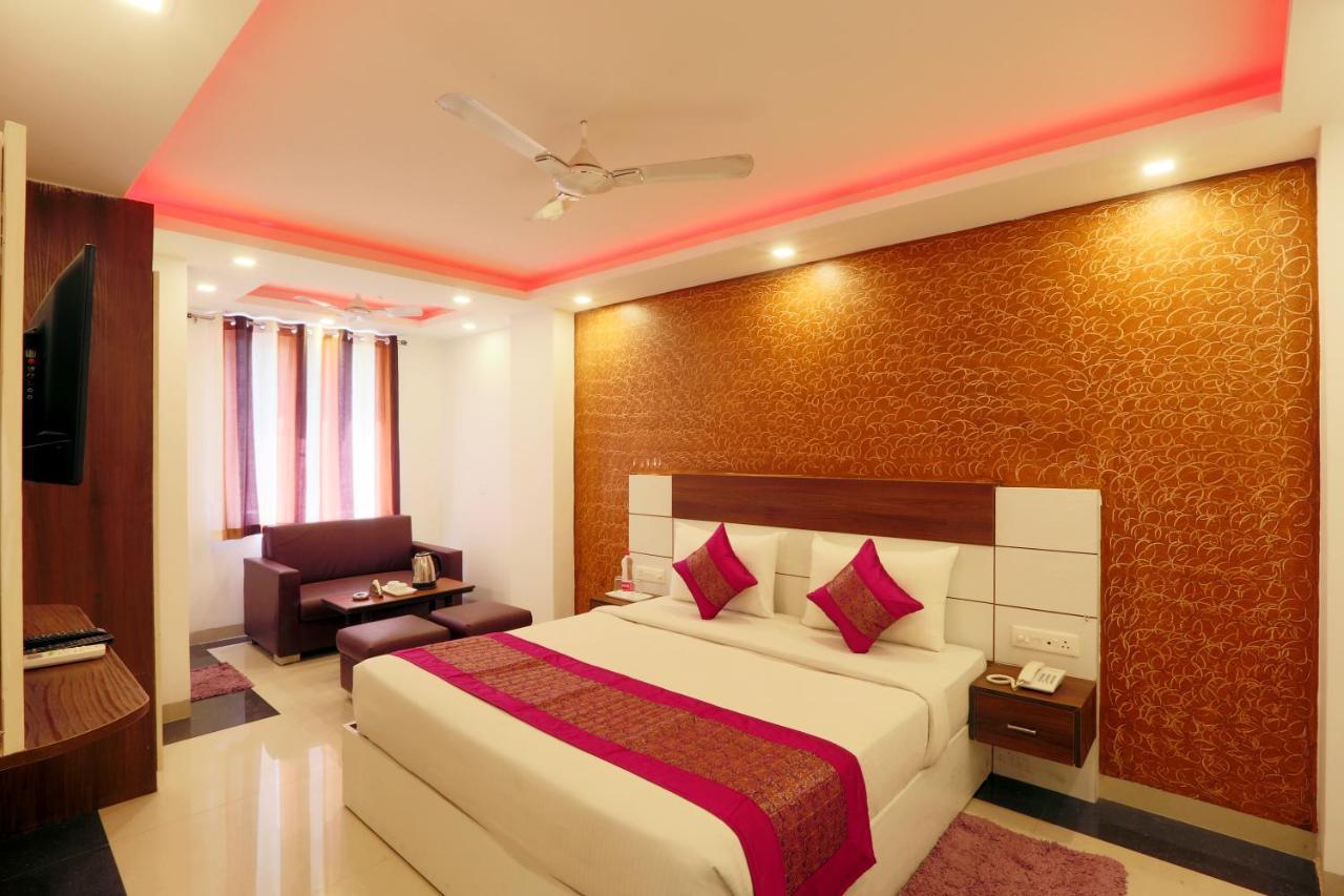 Green Plaza At Airport Hotel New Delhi Bagian luar foto