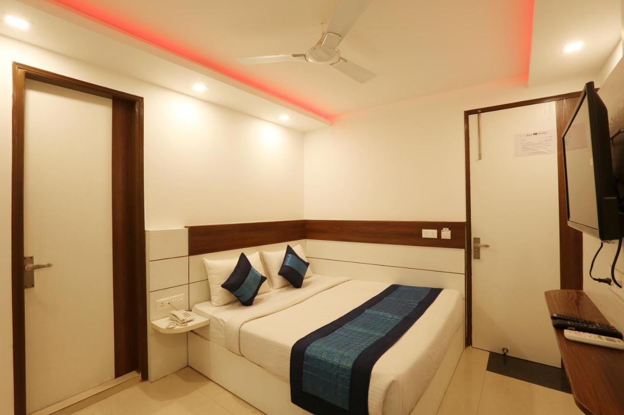 Green Plaza At Airport Hotel New Delhi Bagian luar foto