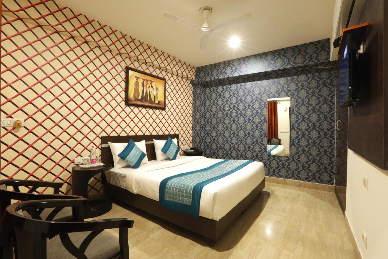 Green Plaza At Airport Hotel New Delhi Bagian luar foto