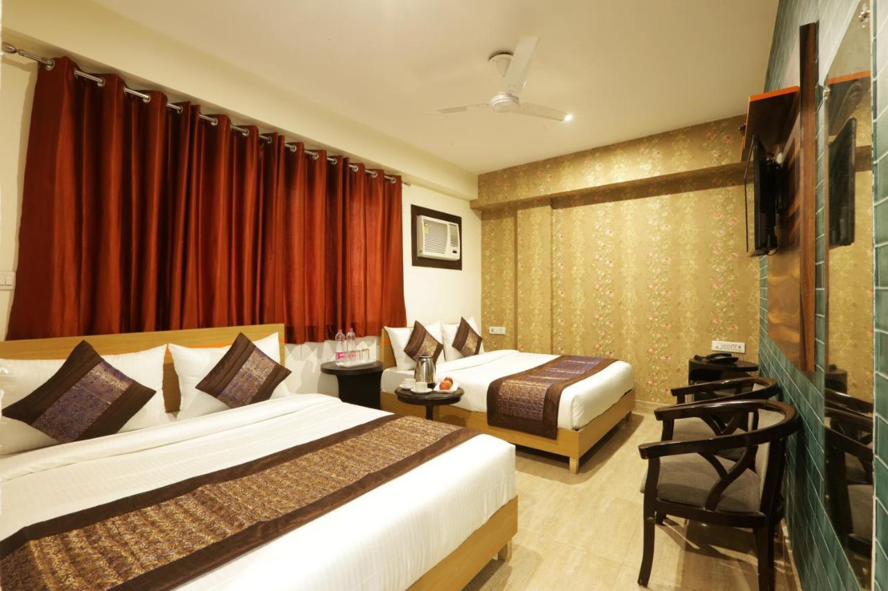 Green Plaza At Airport Hotel New Delhi Bagian luar foto