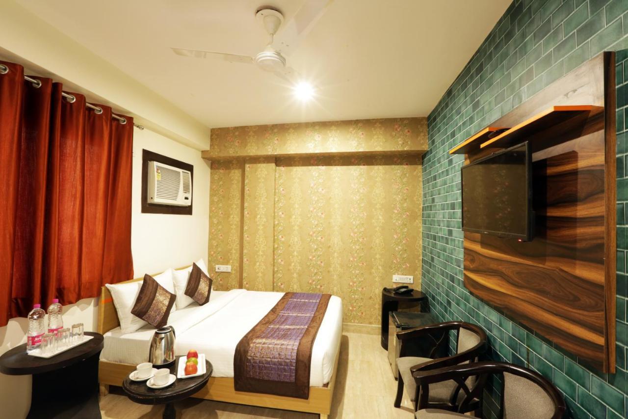Green Plaza At Airport Hotel New Delhi Bagian luar foto
