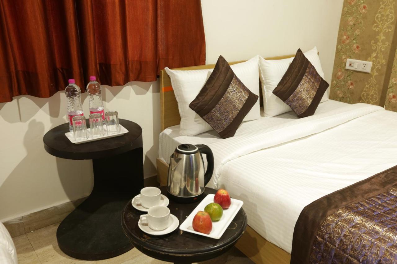 Green Plaza At Airport Hotel New Delhi Bagian luar foto