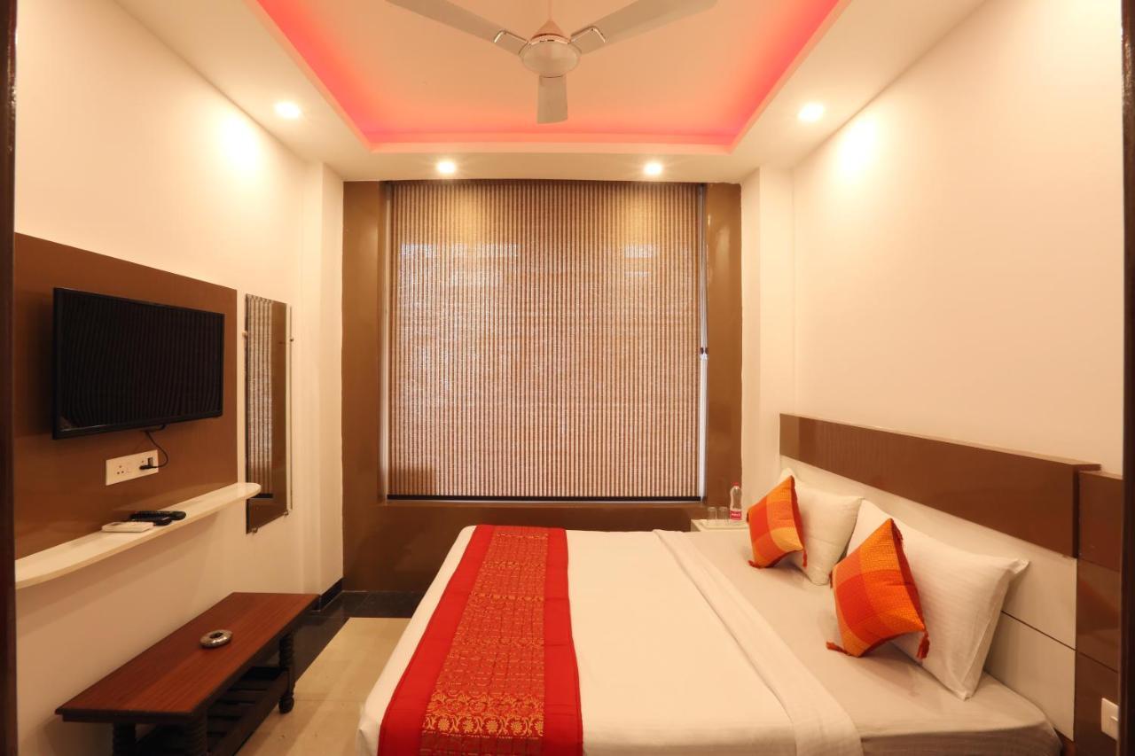 Green Plaza At Airport Hotel New Delhi Bagian luar foto
