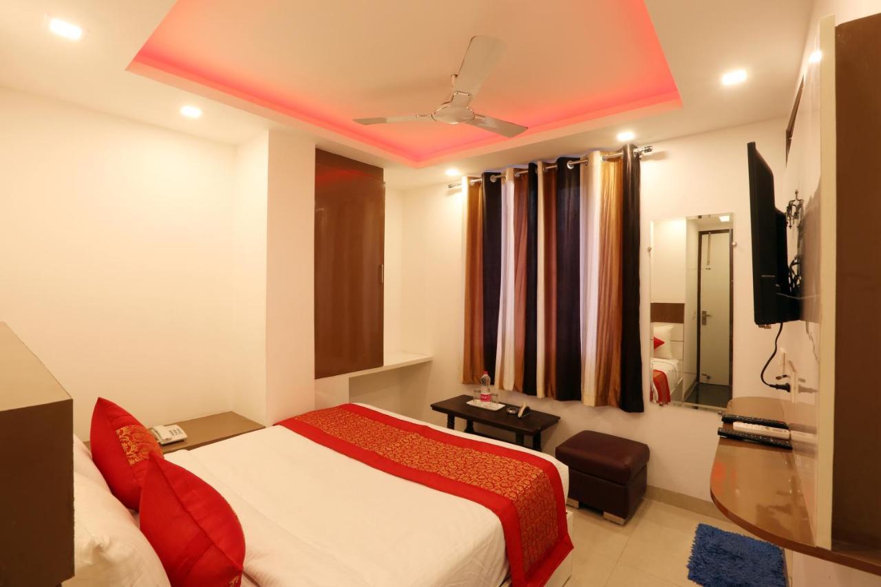 Green Plaza At Airport Hotel New Delhi Bagian luar foto