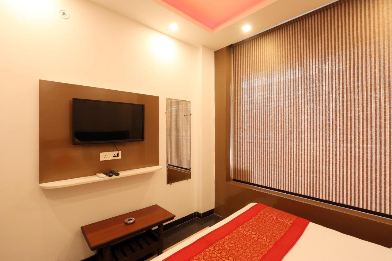 Green Plaza At Airport Hotel New Delhi Bagian luar foto