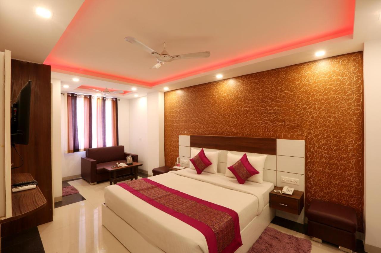 Green Plaza At Airport Hotel New Delhi Bagian luar foto