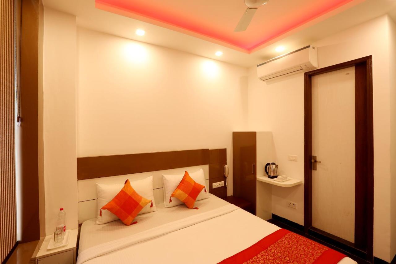 Green Plaza At Airport Hotel New Delhi Bagian luar foto