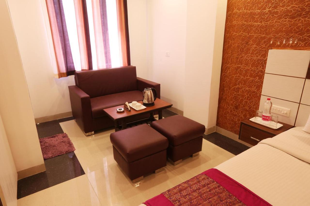 Green Plaza At Airport Hotel New Delhi Bagian luar foto