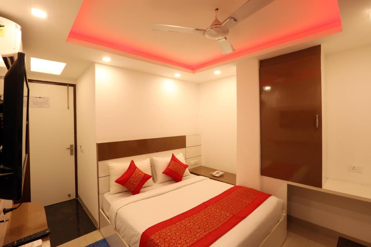 Green Plaza At Airport Hotel New Delhi Bagian luar foto