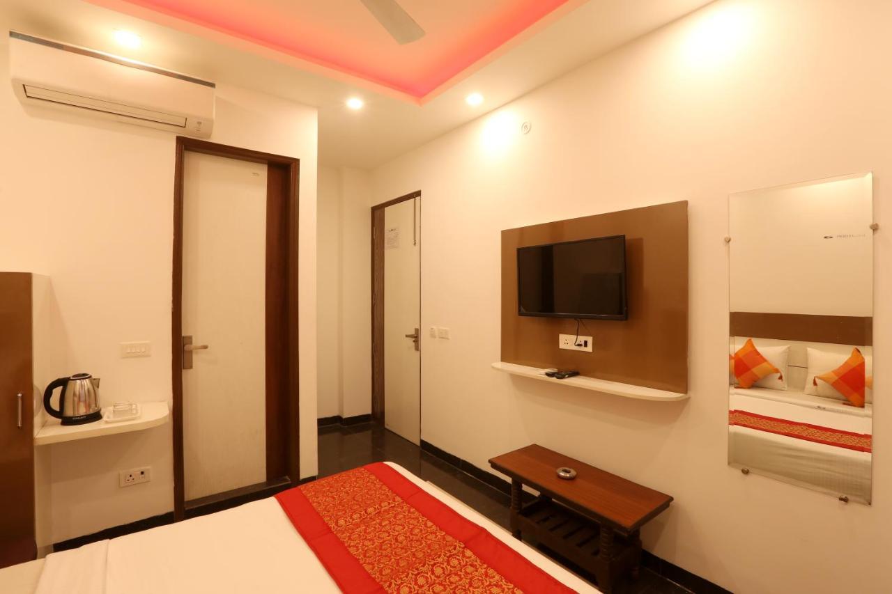 Green Plaza At Airport Hotel New Delhi Bagian luar foto