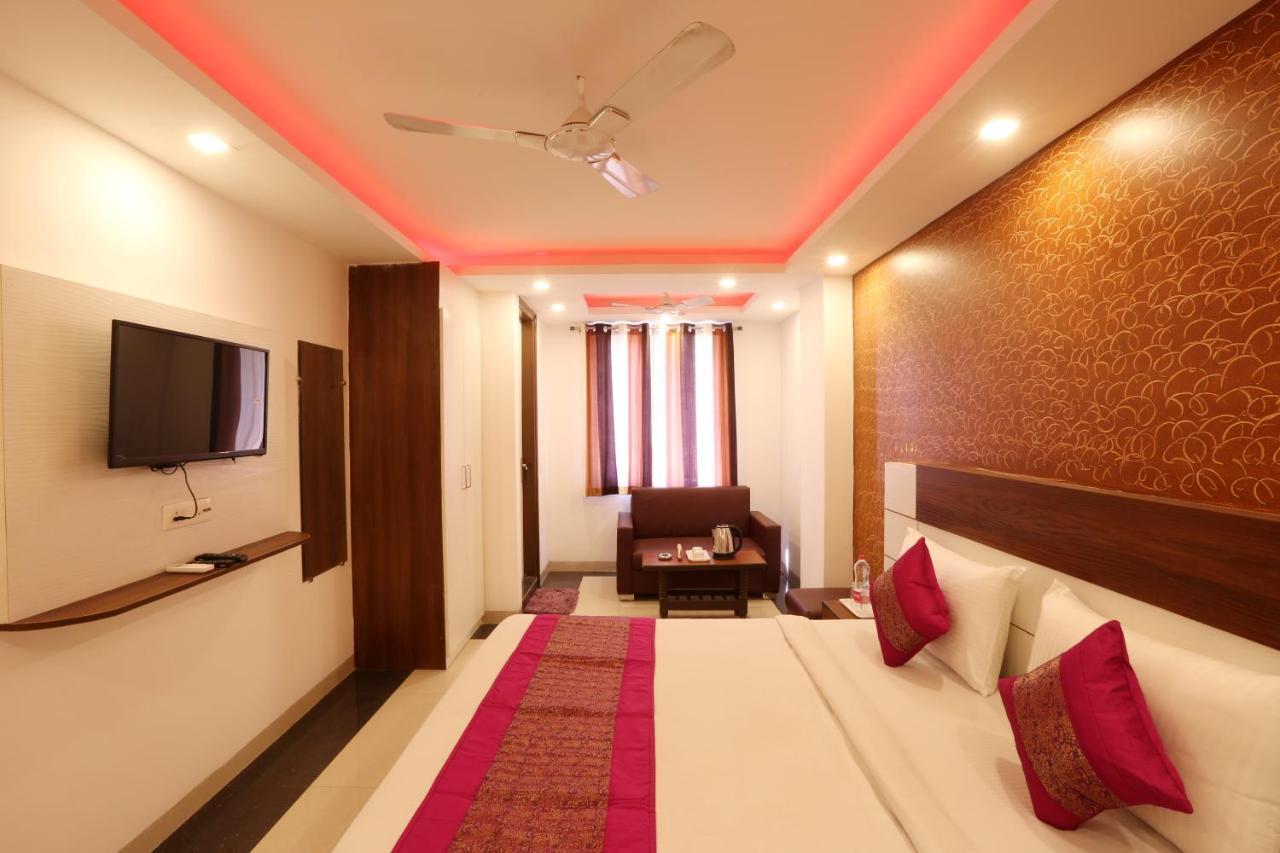 Green Plaza At Airport Hotel New Delhi Bagian luar foto