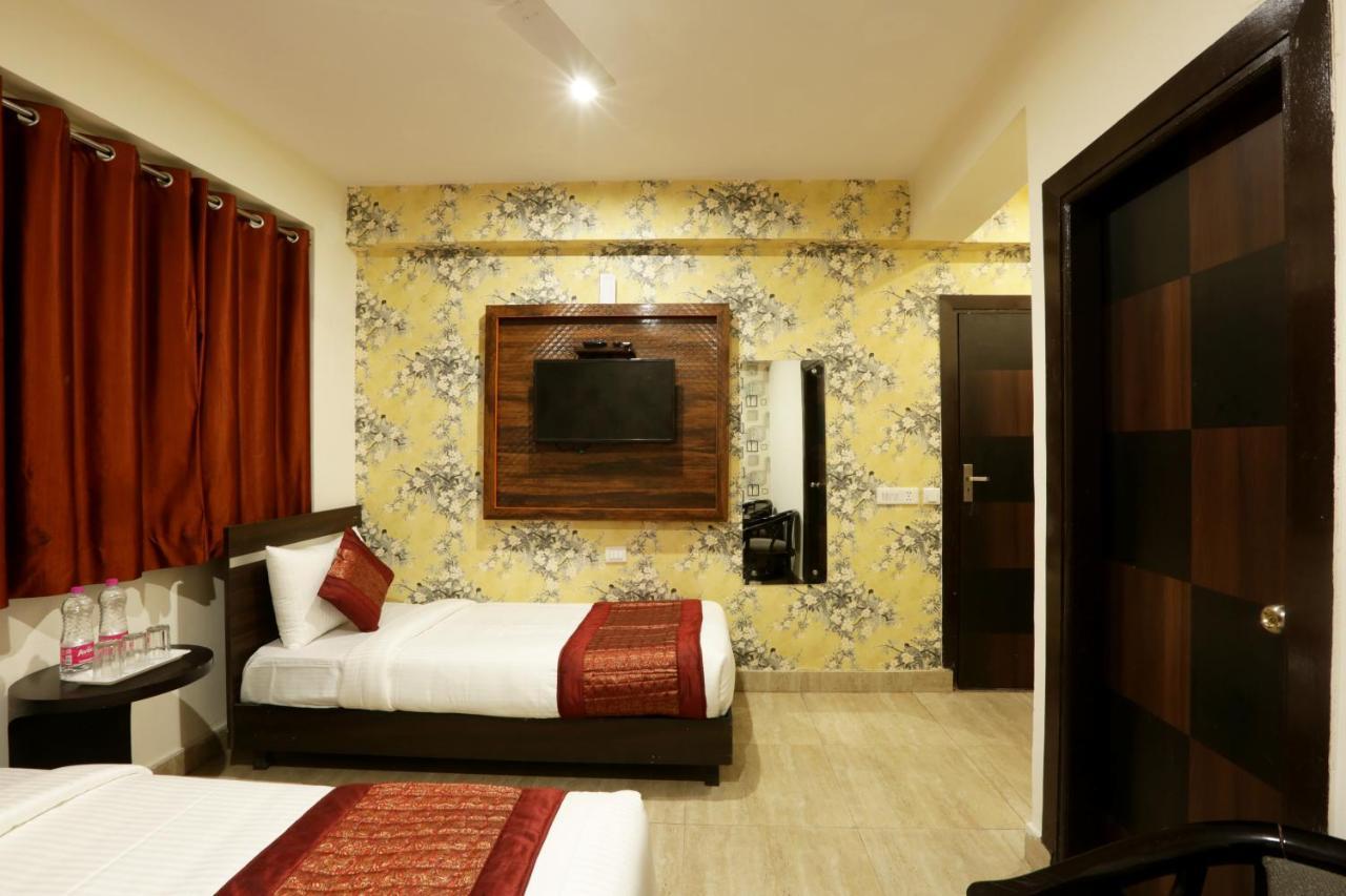 Green Plaza At Airport Hotel New Delhi Bagian luar foto