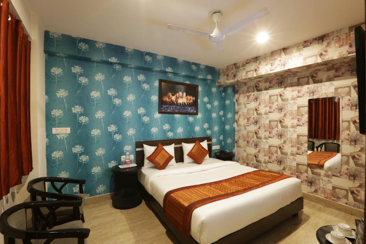 Green Plaza At Airport Hotel New Delhi Bagian luar foto