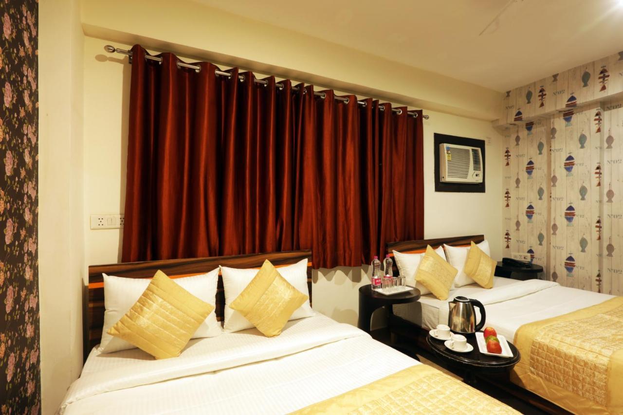 Green Plaza At Airport Hotel New Delhi Bagian luar foto