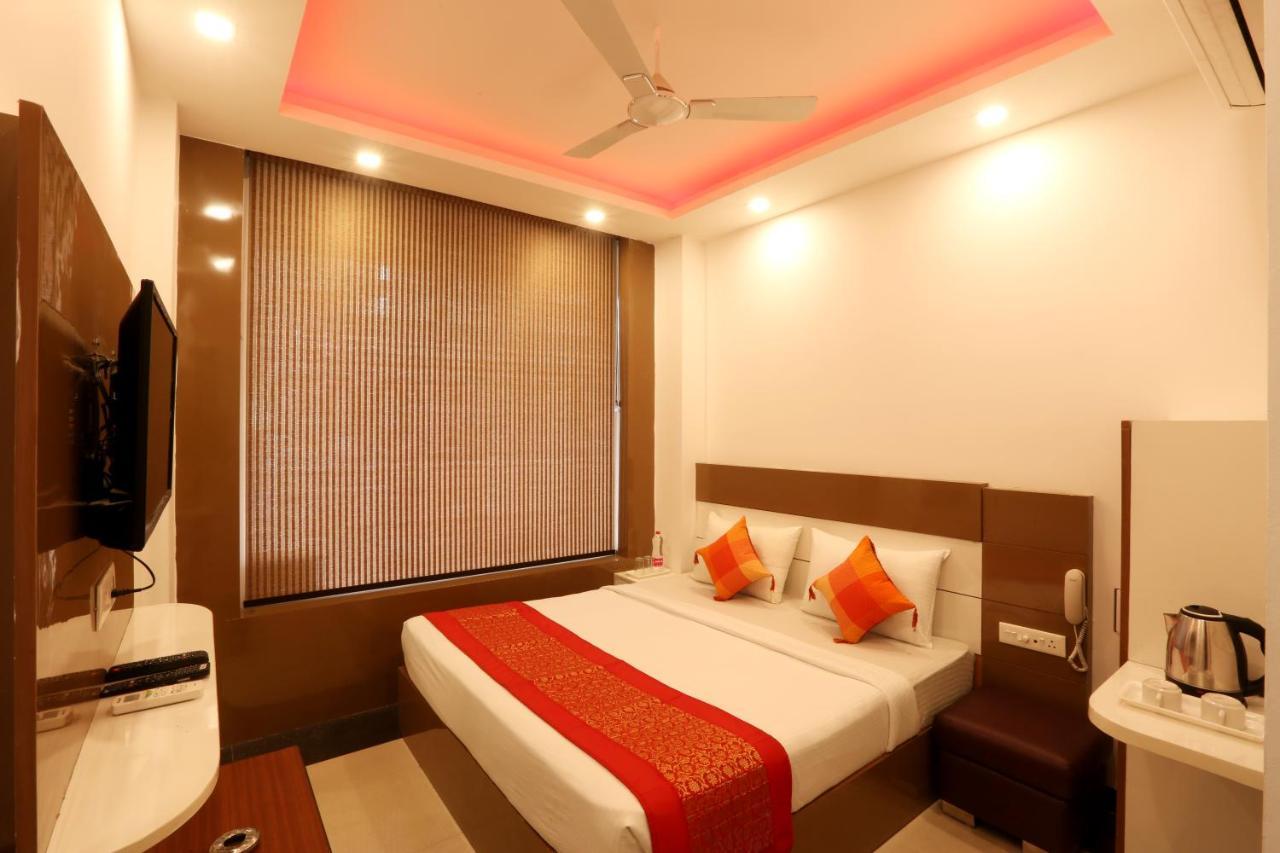 Green Plaza At Airport Hotel New Delhi Bagian luar foto