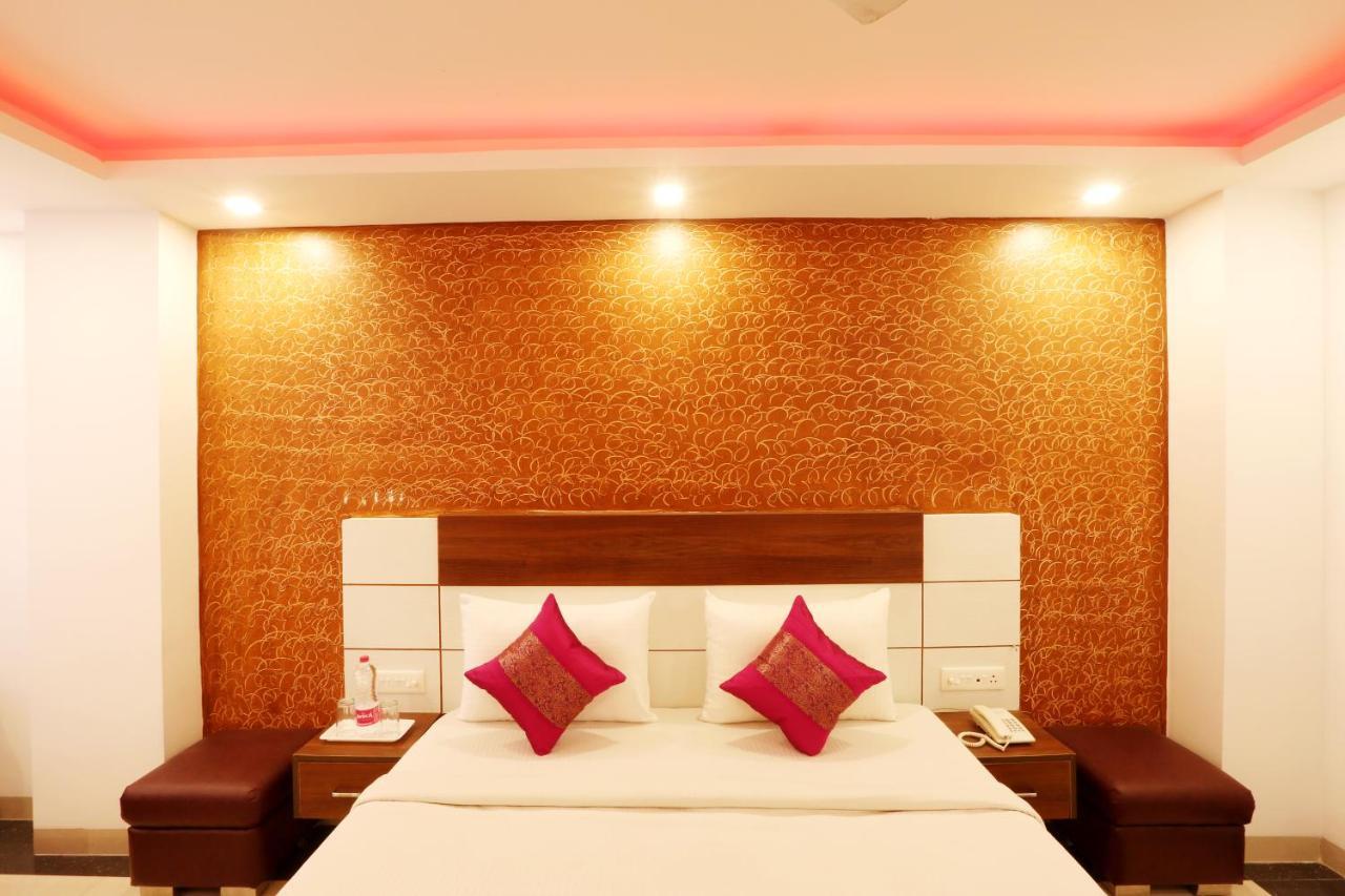 Green Plaza At Airport Hotel New Delhi Bagian luar foto