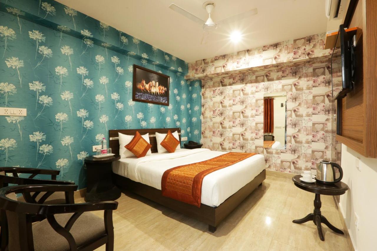 Green Plaza At Airport Hotel New Delhi Bagian luar foto