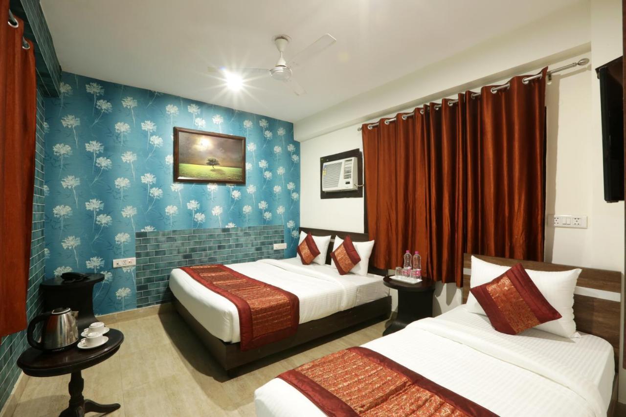 Green Plaza At Airport Hotel New Delhi Bagian luar foto